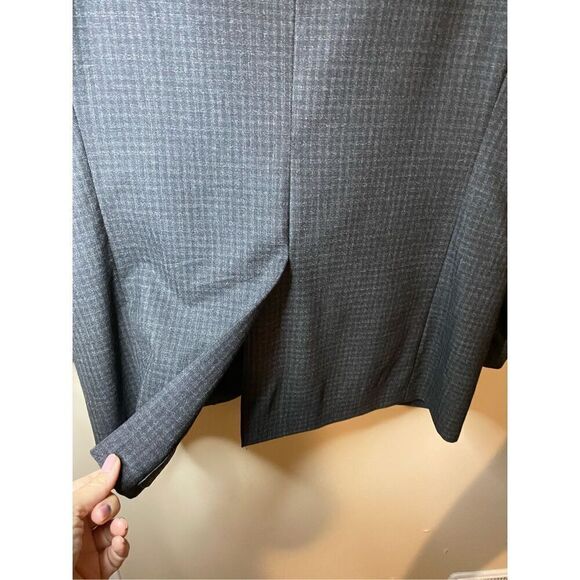 42 Reg 100% wool blazer in subtle check pattern. EUC. Measurements included. - Picture 6 of 7